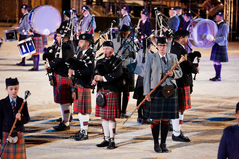 Figure du Massed Pipes and Drums